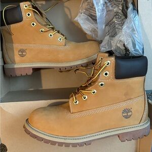 TIMBERLAND 6-inch WHEAT BOOTS SIZE 6.5 | ONLY WORN ONCE.